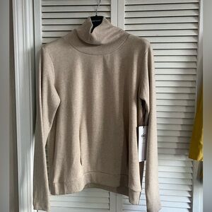 NWT ALO Yoga Women's Clarity long sleeve comfort zone Neck Sweater L